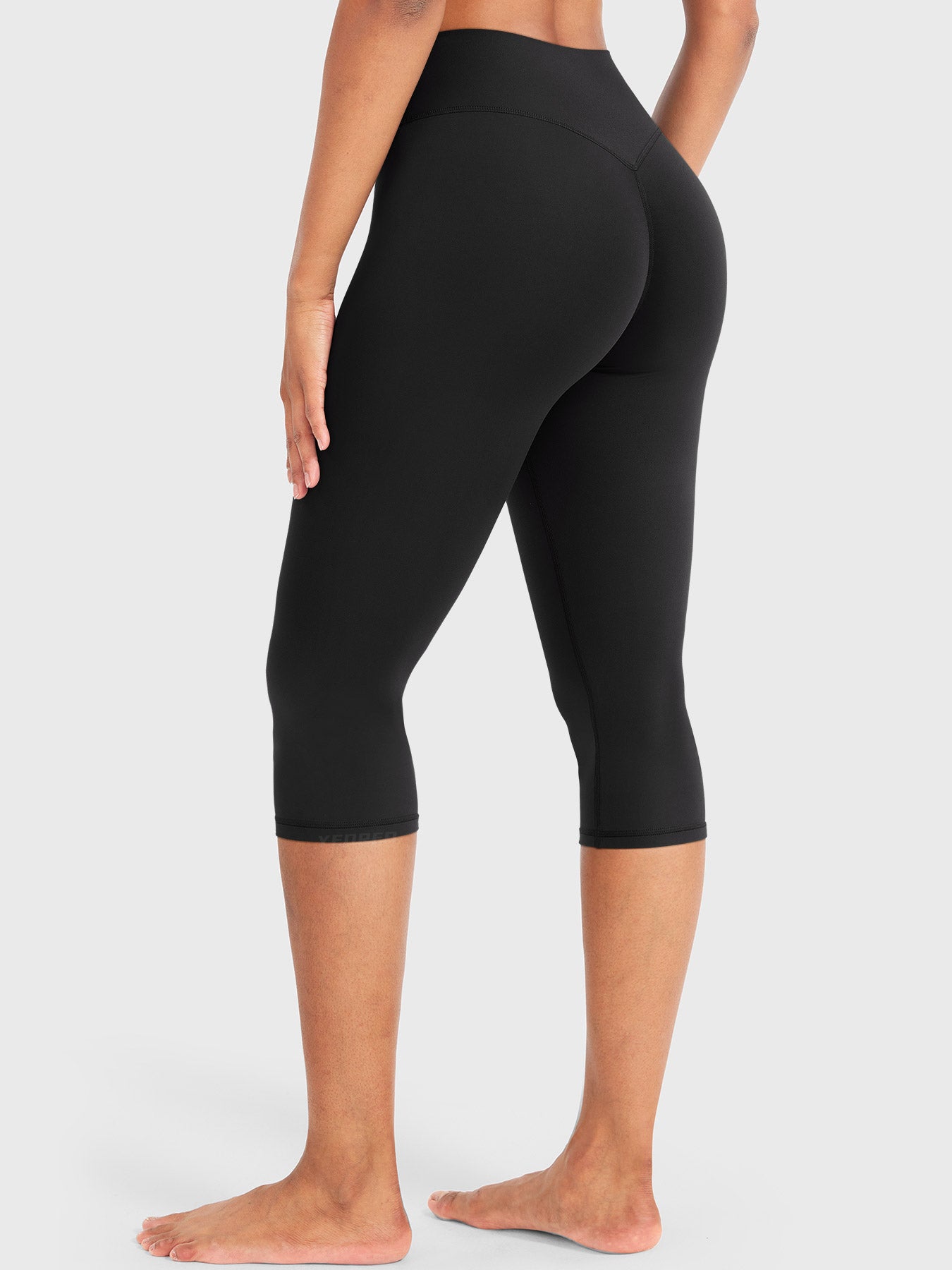 Nailly | The High-Rise V-Back Scrunch Capri Leggings