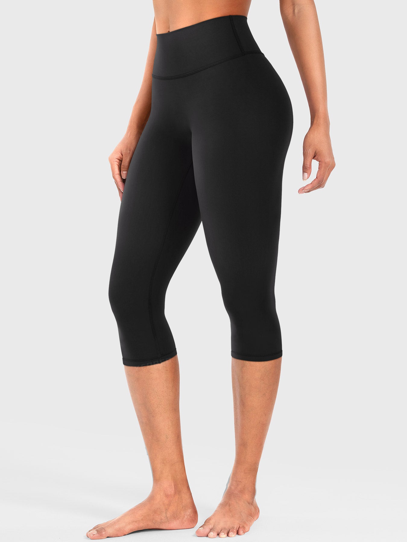 Nailly | The High-Rise V-Back Scrunch Capri Leggings