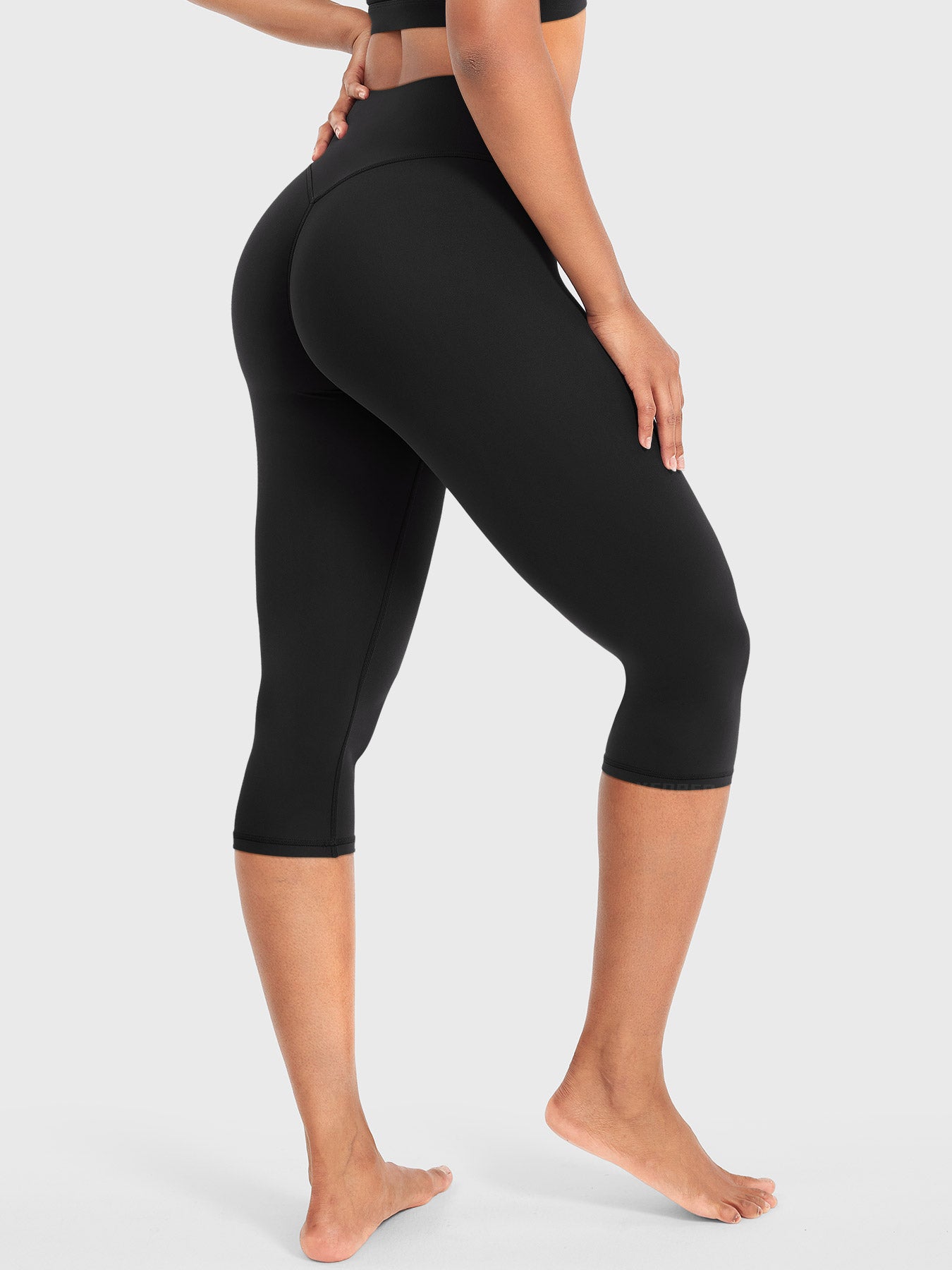 Nailly | The High-Rise V-Back Scrunch Capri Leggings