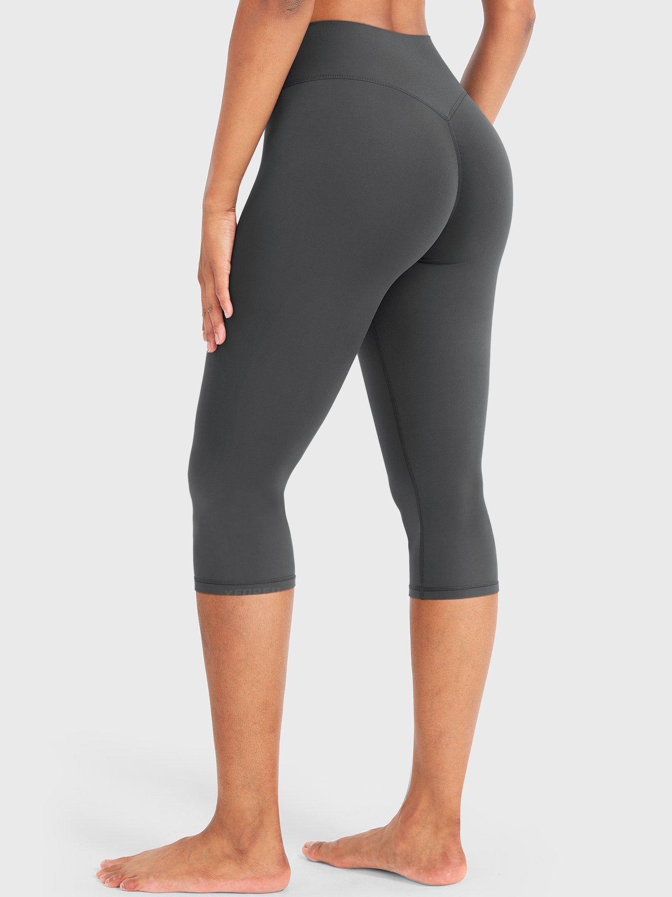 Nailly | The High-Rise V-Back Scrunch Capri Leggings