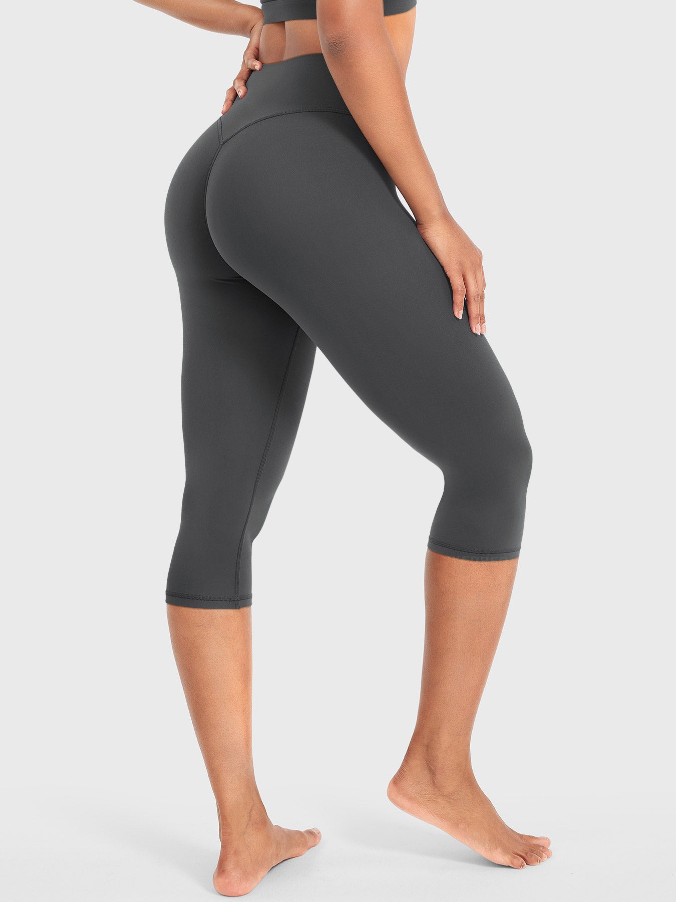 Nailly | The High-Rise V-Back Scrunch Capri Leggings