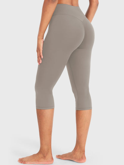 Nailly | The High-Rise V-Back Scrunch Capri Leggings