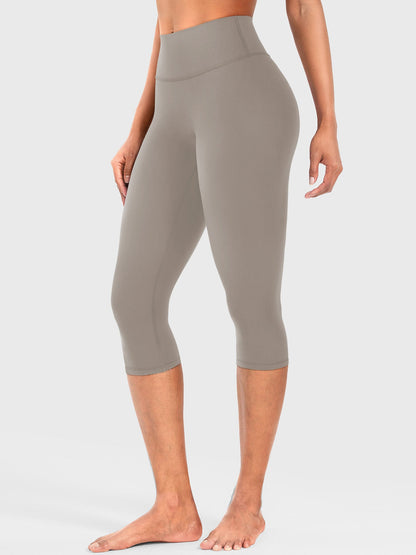 Nailly | The High-Rise V-Back Scrunch Capri Leggings
