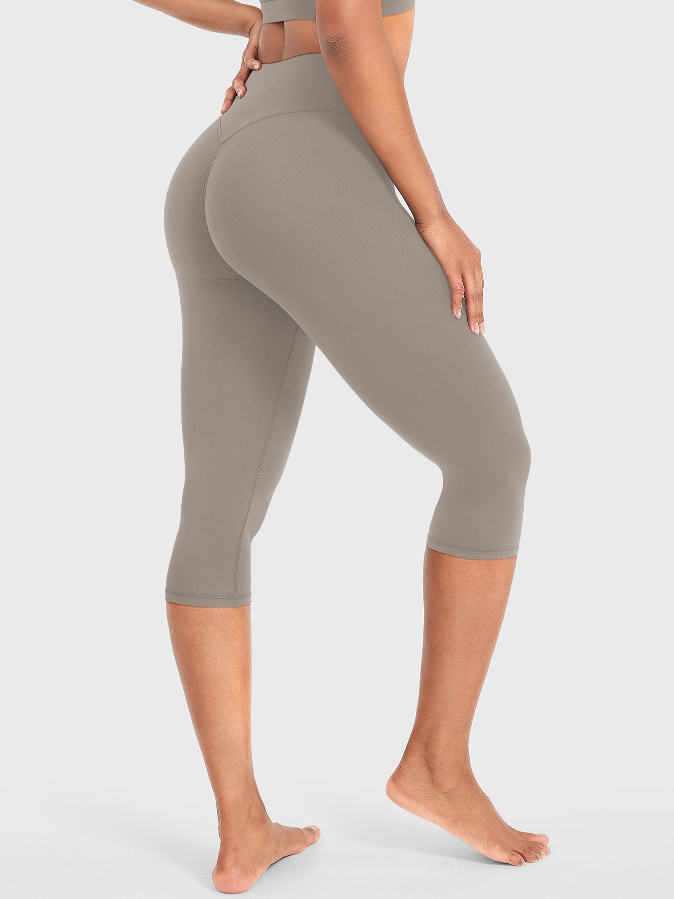 Nailly | The High-Rise V-Back Scrunch Capri Leggings