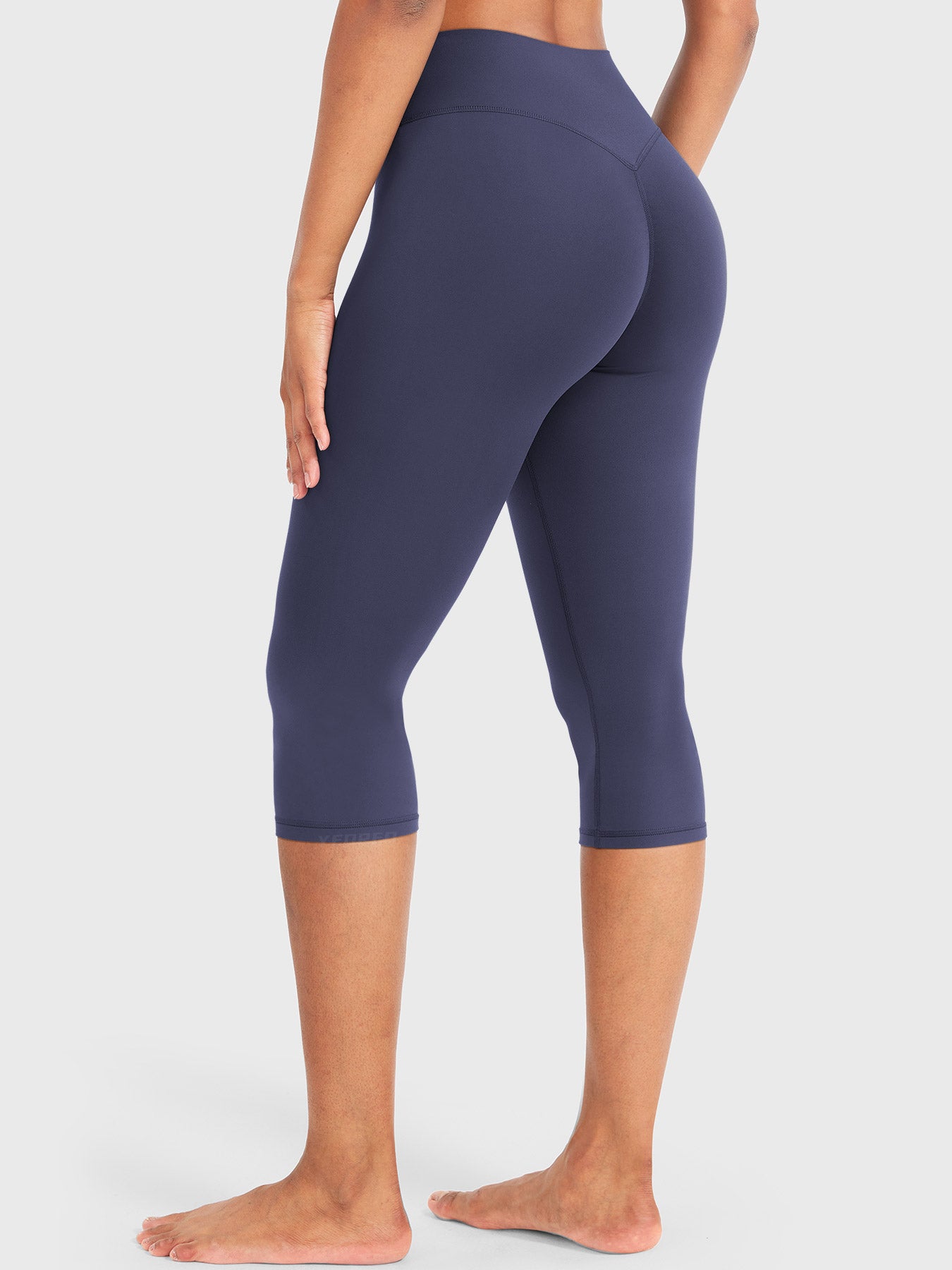 Nailly | The High-Rise V-Back Scrunch Capri Leggings