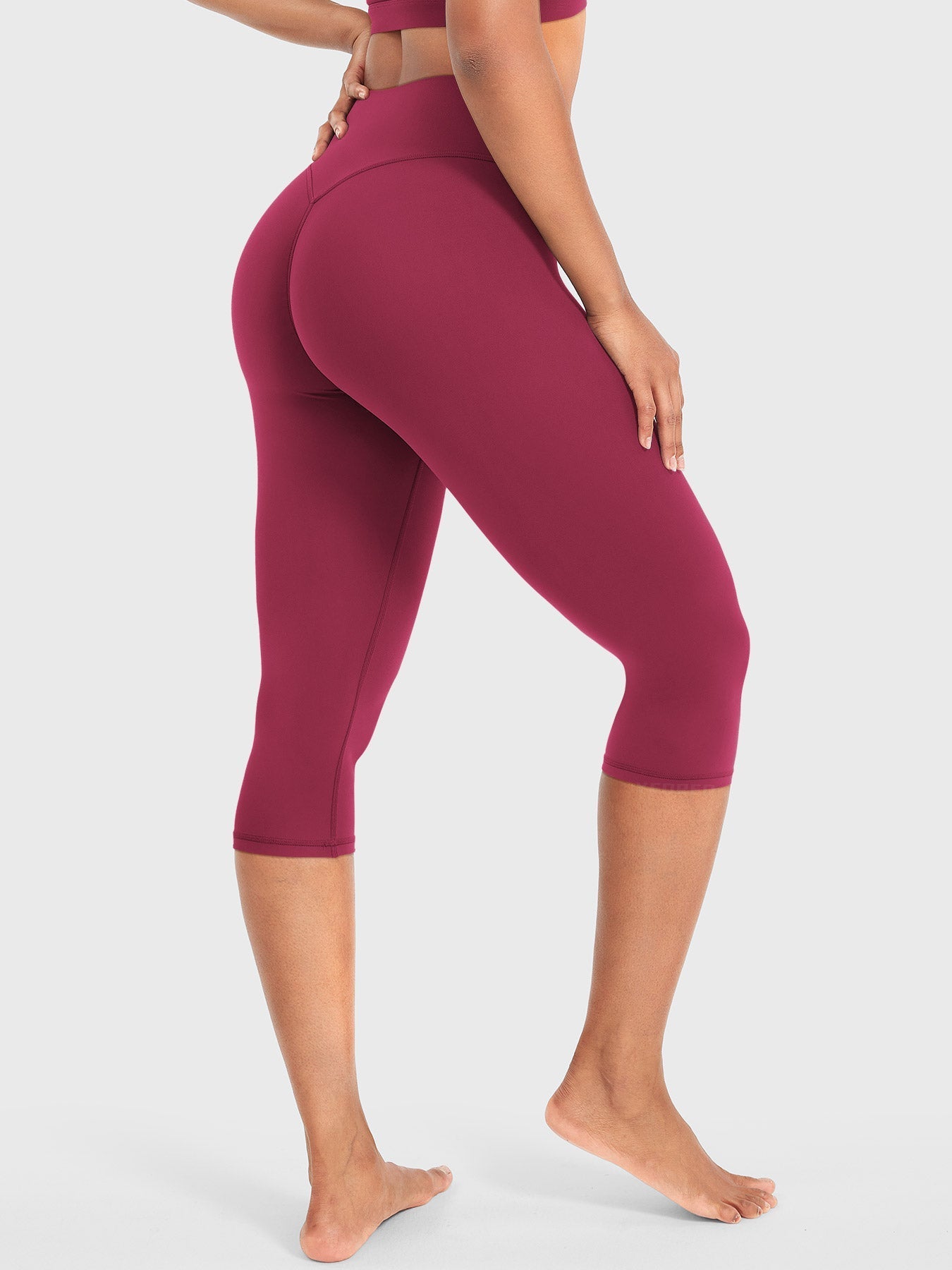 Nailly | The High-Rise V-Back Scrunch Capri Leggings