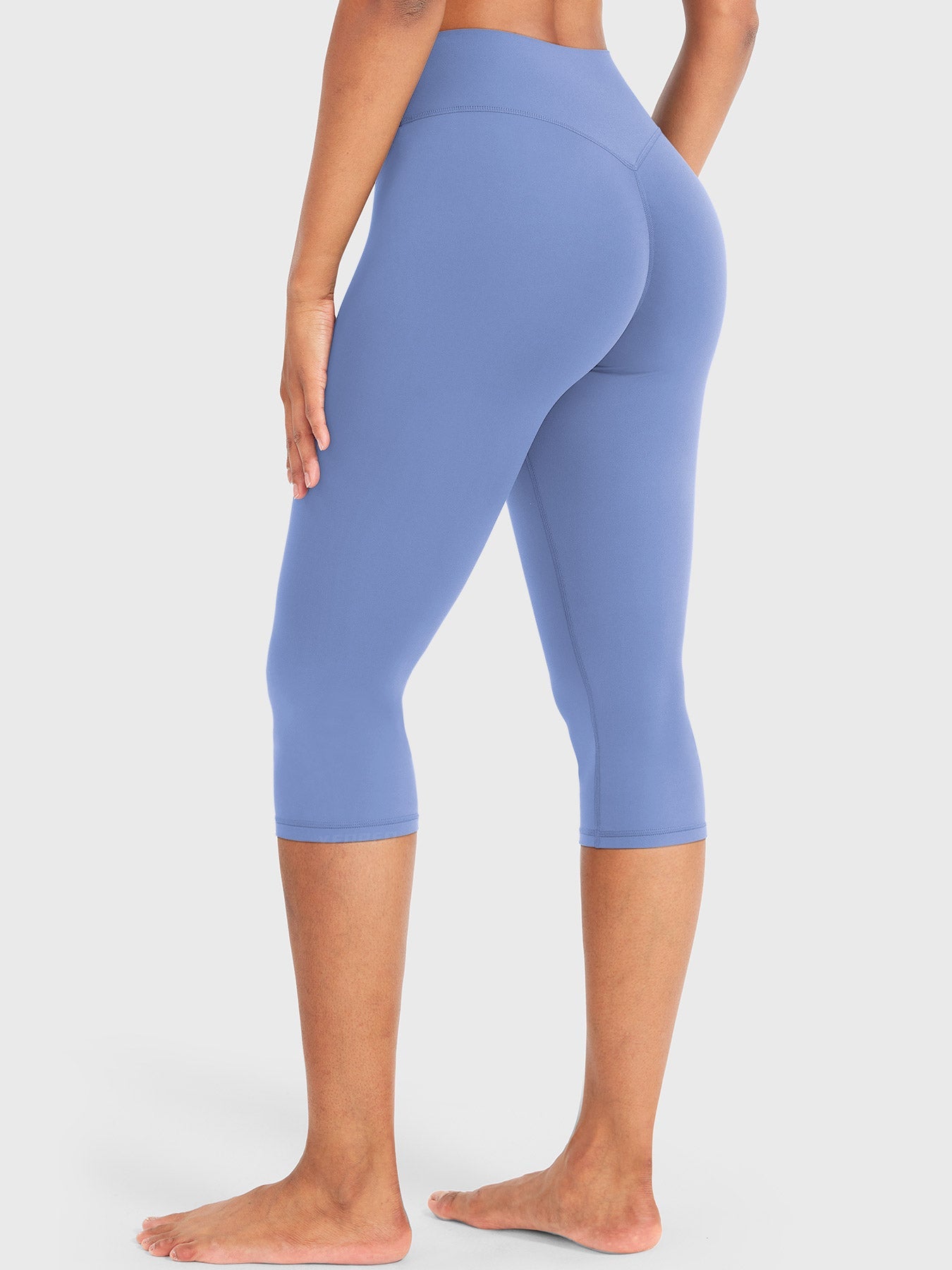 Nailly | The High-Rise V-Back Scrunch Capri Leggings