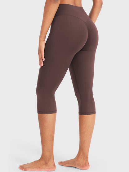 Nailly | The High-Rise V-Back Scrunch Capri Leggings