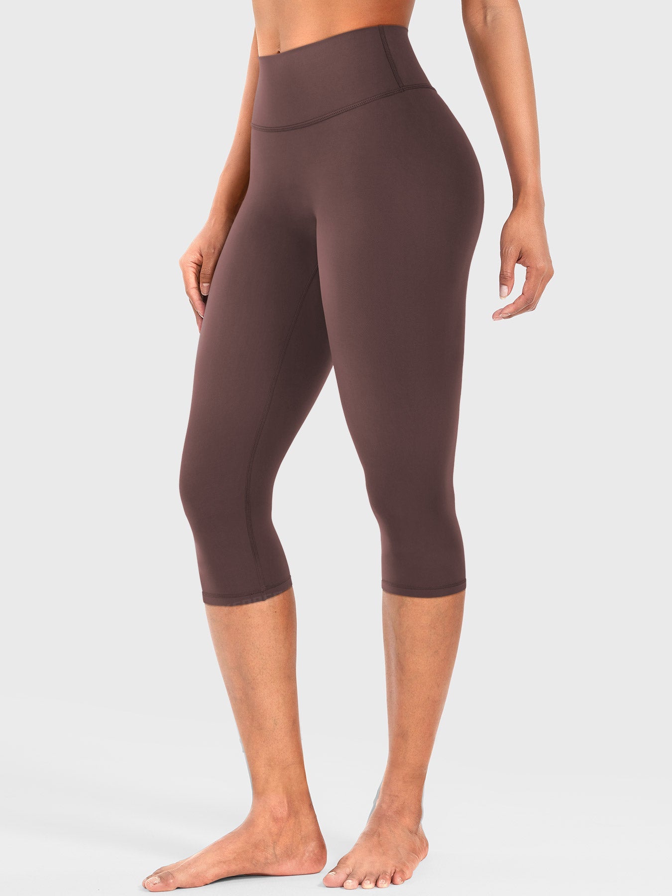 Nailly | The High-Rise V-Back Scrunch Capri Leggings