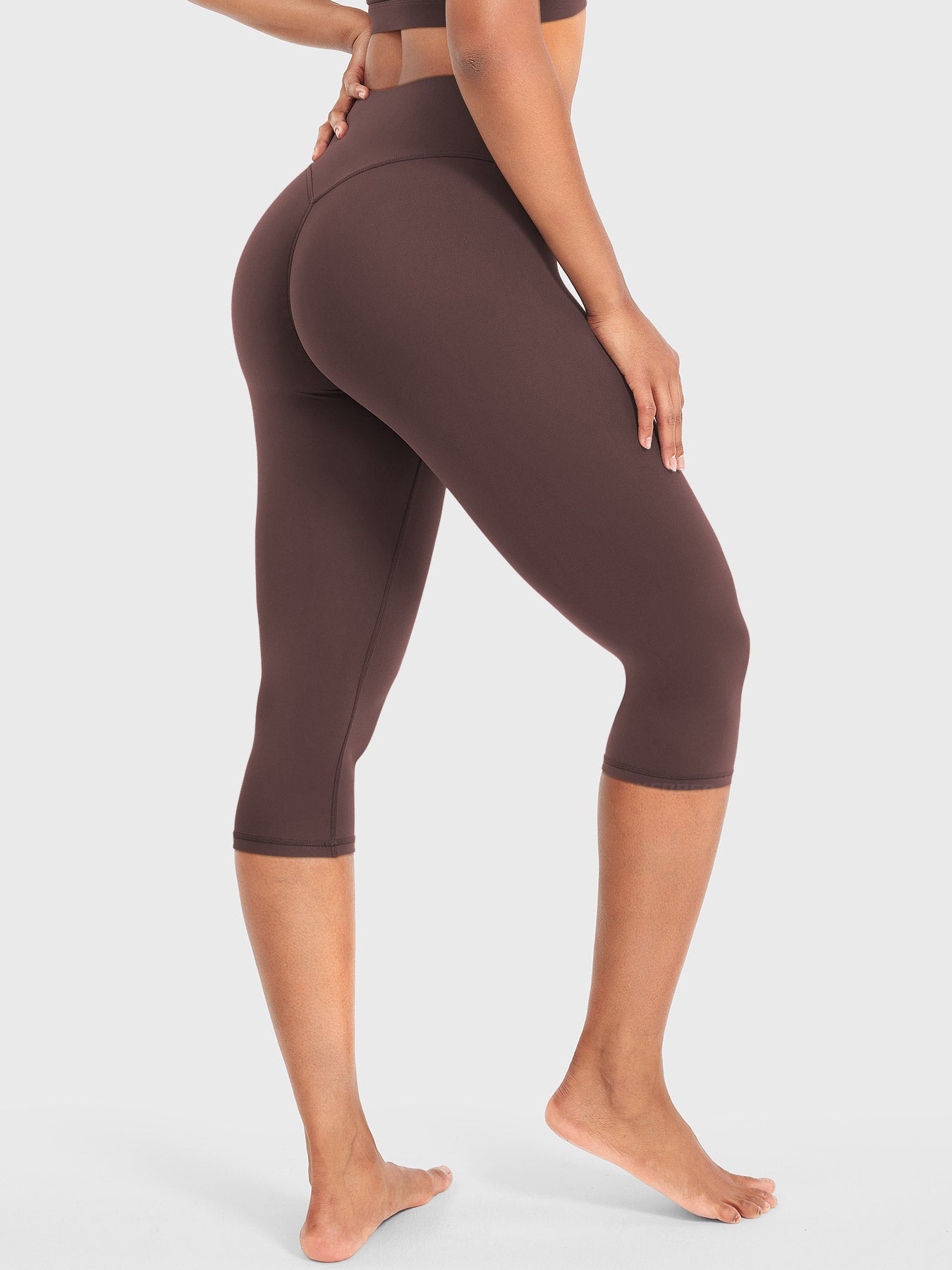 Nailly | The High-Rise V-Back Scrunch Capri Leggings